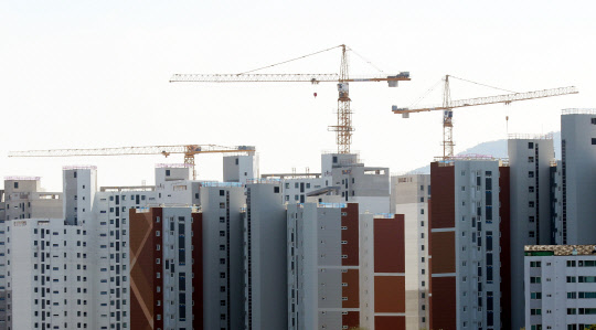 14일 남양주시 아파트 건설 현장에서 타워크레인 인상 작업 중 근로자 2명이 추락해 숨졌다. 고용노동부는 100대 건설회사 시공현장에 대한 불시감독을 벌일 예정이다. 김포 장릉 앞 신축 아파트 건설현장서 멈춘 타워크레인. 연합뉴스.